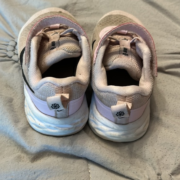 Pink Nikes 8 - Picture 4 of 6